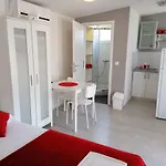 בית הארחה Fjaka Camp פאקוסטאן