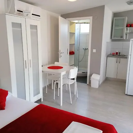 Casa de hóspedes Fjaka Camp Pakoštane