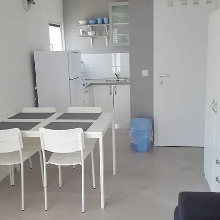 Πανσιόν Fjaka Camp 3*