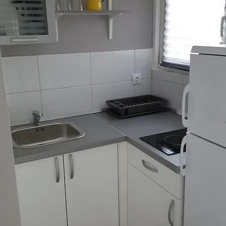 Πανσιόν Fjaka Camp 3*