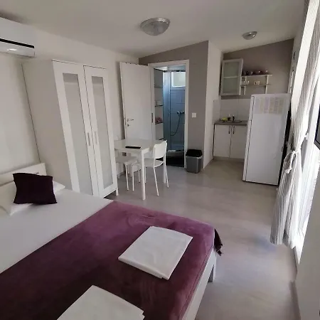 Πανσιόν Fjaka Camp 3*