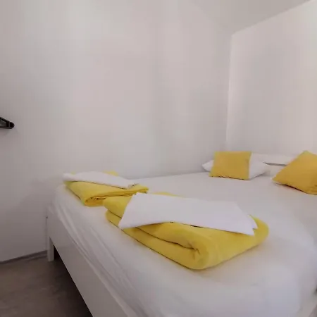 Πανσιόν Fjaka Camp 3*