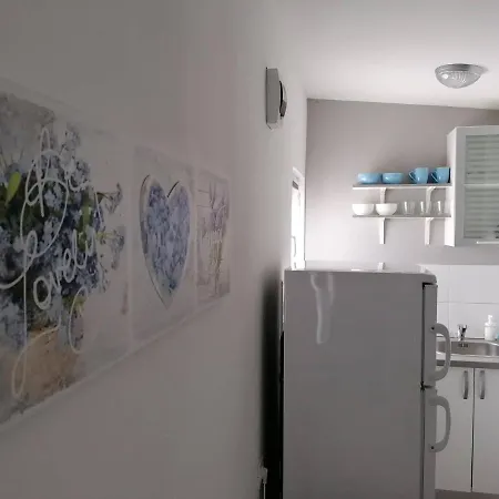 Πανσιόν Fjaka Camp 3*